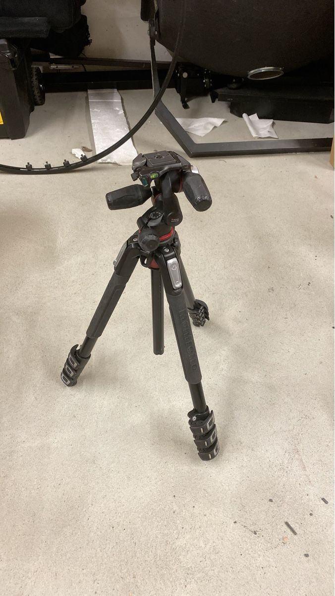 Manfrotto Treppiedi & Teste: Manfrotto Professional Tripod - Sturdy and Reliable! – Usato da Winterthur venduto da Yaseramachi