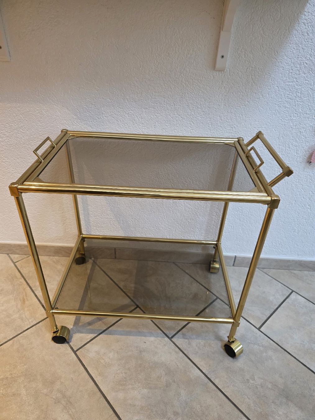 Toutes les décorations: Servierwagen Messing mit Glasplatten  – D'occasion à Mümliswil par Mizzi77