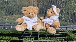 Süsses Bären-Duo im Wellness-Kostüm