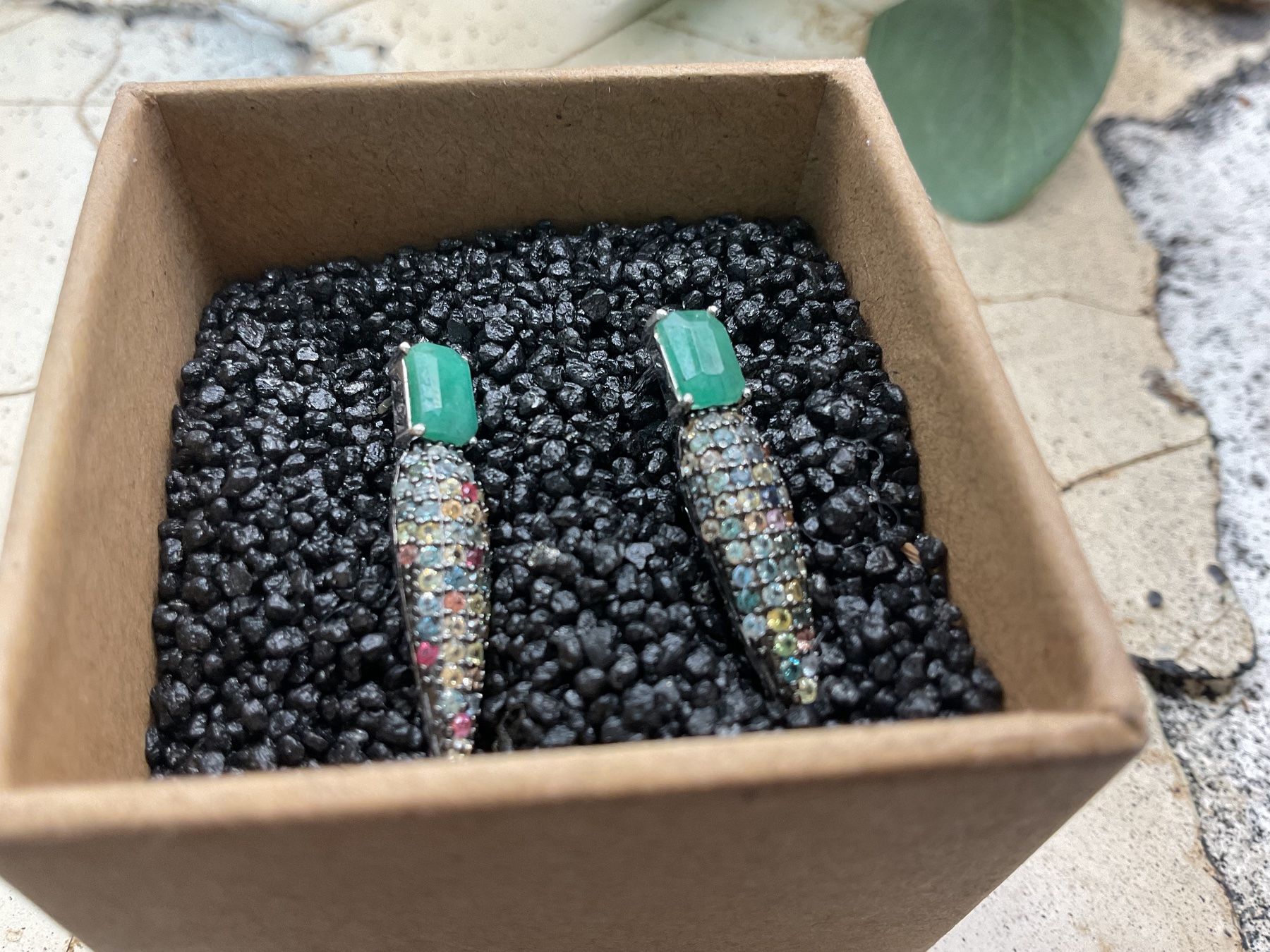 Orecchini pendenti & Orecchini a lobo: Ohrstecker super apart mit Smaragd und Saphir – Nuovo (secondo la descrizione) da Luzern venduto da S.Kern01