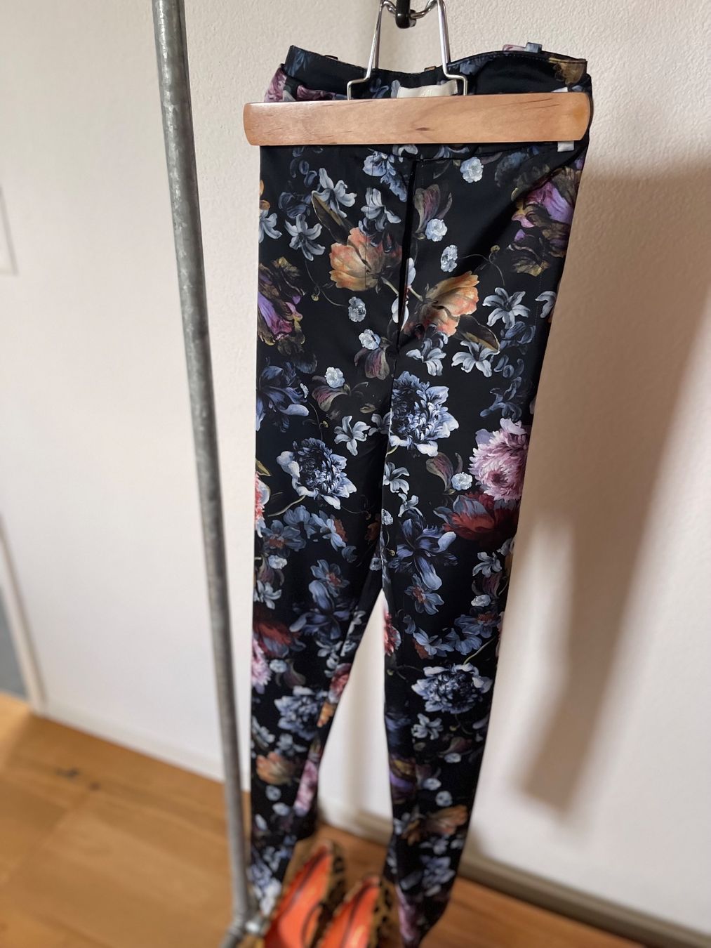 H&M Pantaloni: Herbstliche Stoffhose mit Blumenmuster – Usato da Ettingen venduto da cla_526w