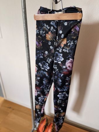 Herbstliche Stoffhose mit Blumenmuster