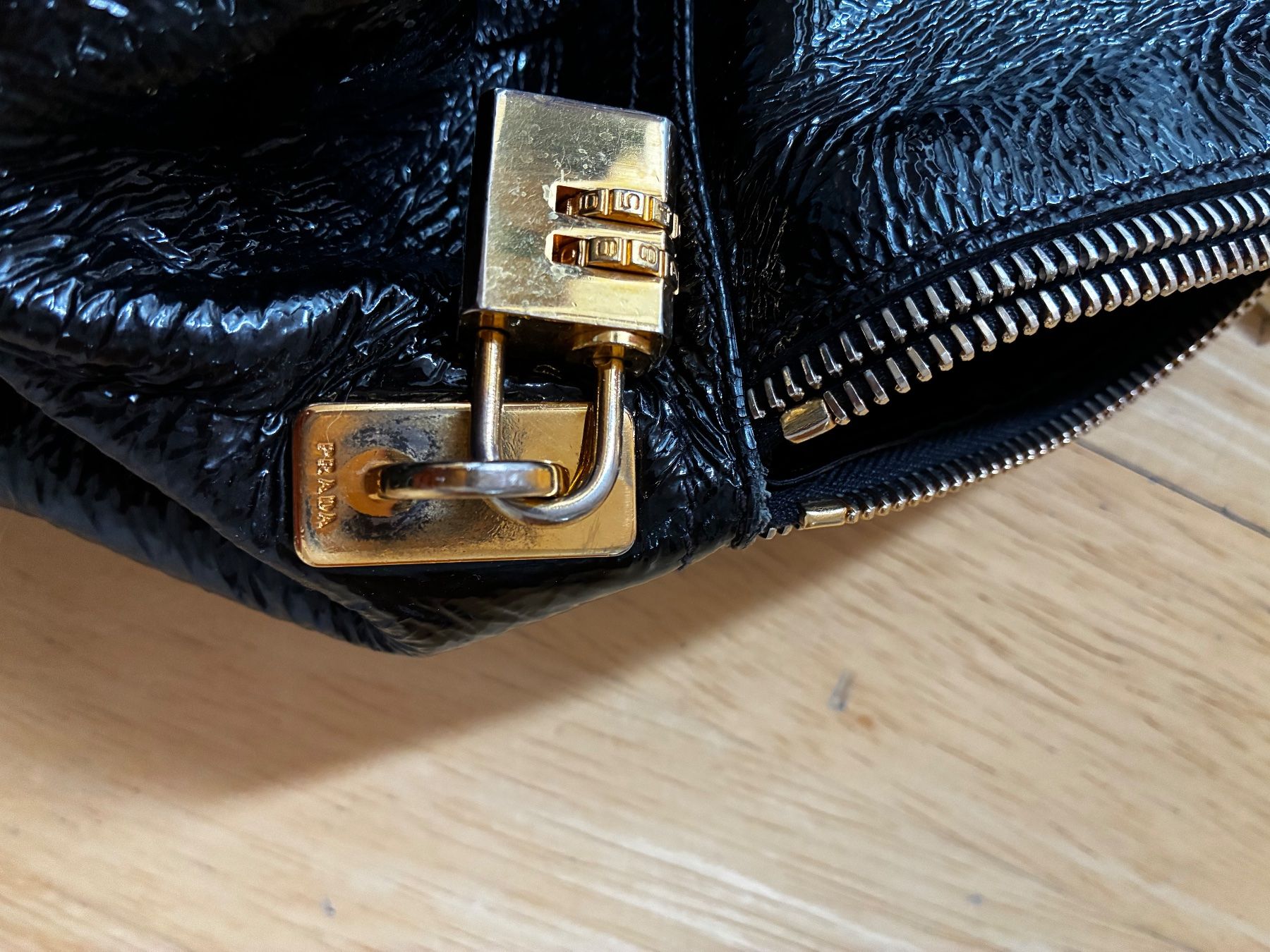 Prada Borse da donna: Black patent leather Prada handbag – Usato da Zürich venduto da IlonaM 5