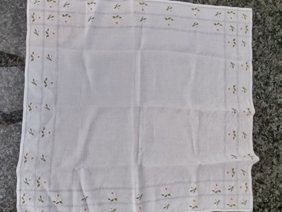 Altra biancheria da tavola: Tischdecke, Mitteldecke bestickt – Usato da Geroldswil venduto da Agapanthus22 2