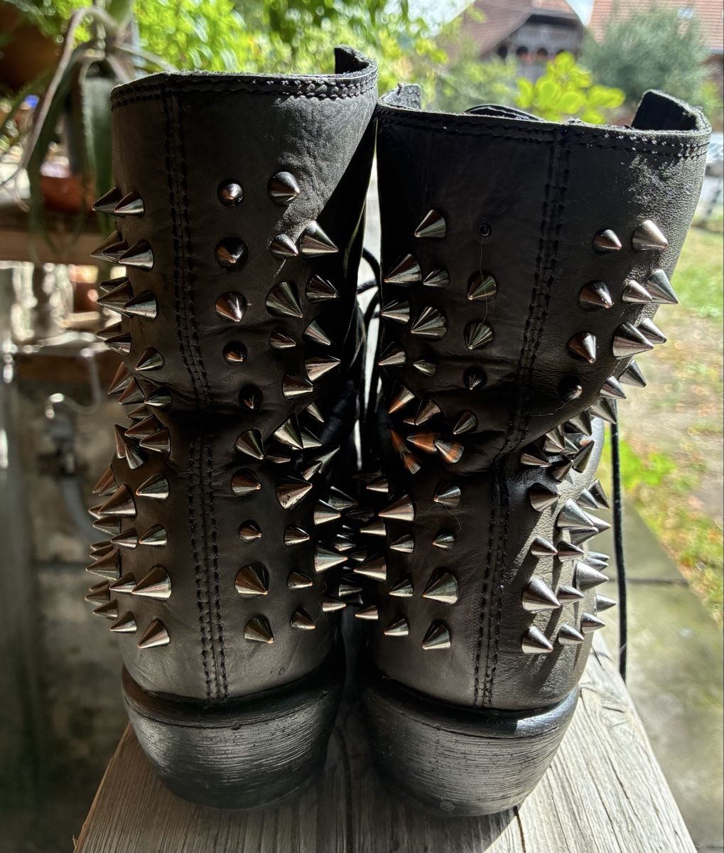 Damenschuhe: Coole Boots mit Spikes, vintage – Gebraucht aus Ranflüh von SwR_E19 1