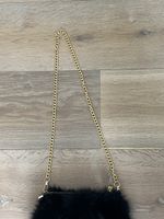 Schwarze Felltäschli mit Goldkette, perfekt für den Winter!