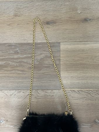 Schwarze Felltäschli mit Goldkette, perfekt für den Winter!