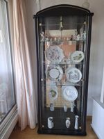 Vitrine schwarz mit Glasböden und Beleuchtung guter Zustand