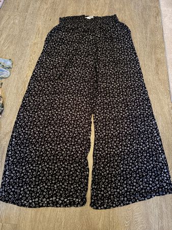 Hollister Hose schwarz geblümt Grösse XL guter Zustand