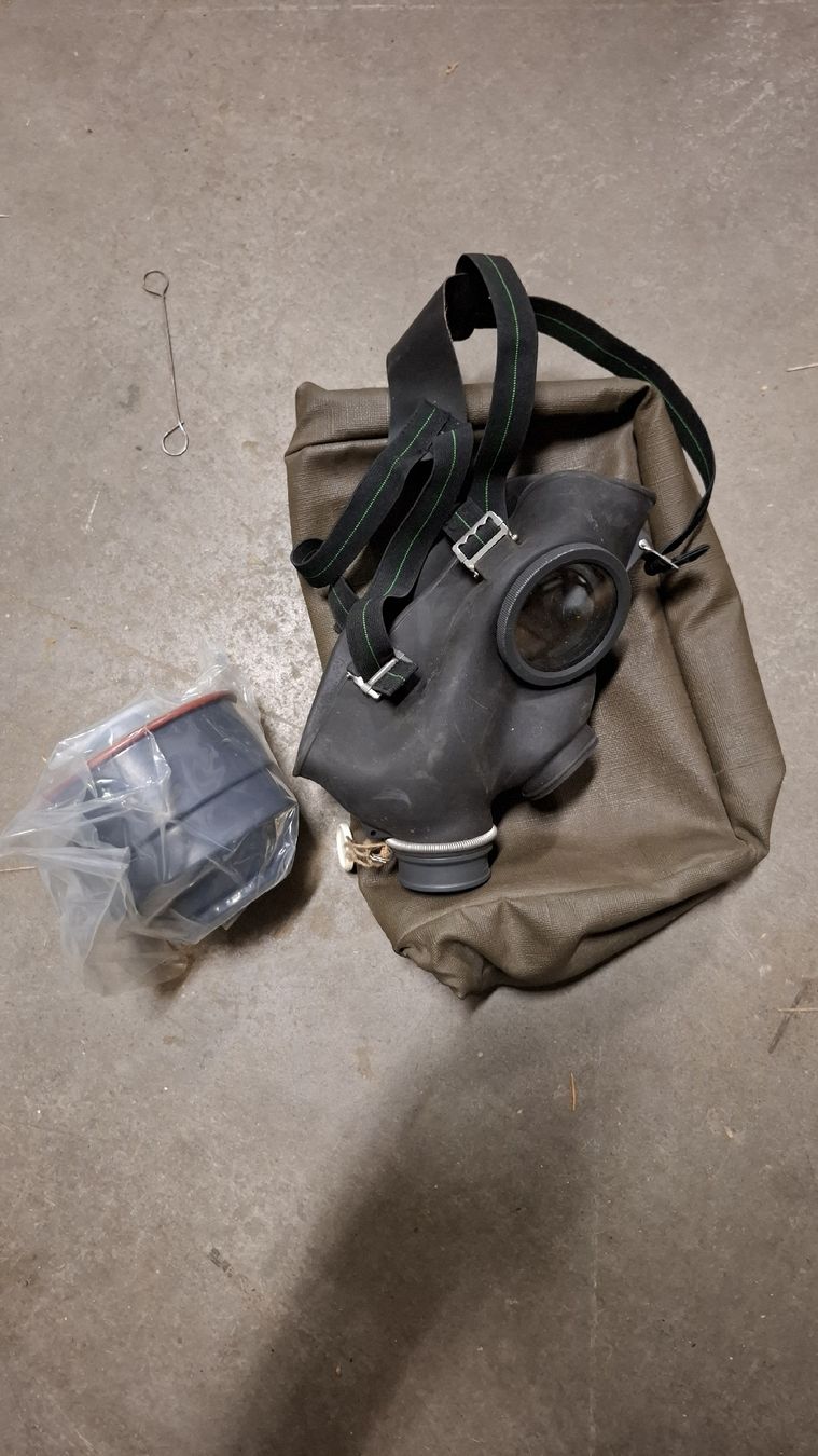 Schweizer Armee Uniformi: Gasmaske Modell 74 – Usato da Rümikon AG venduto da Weisel86