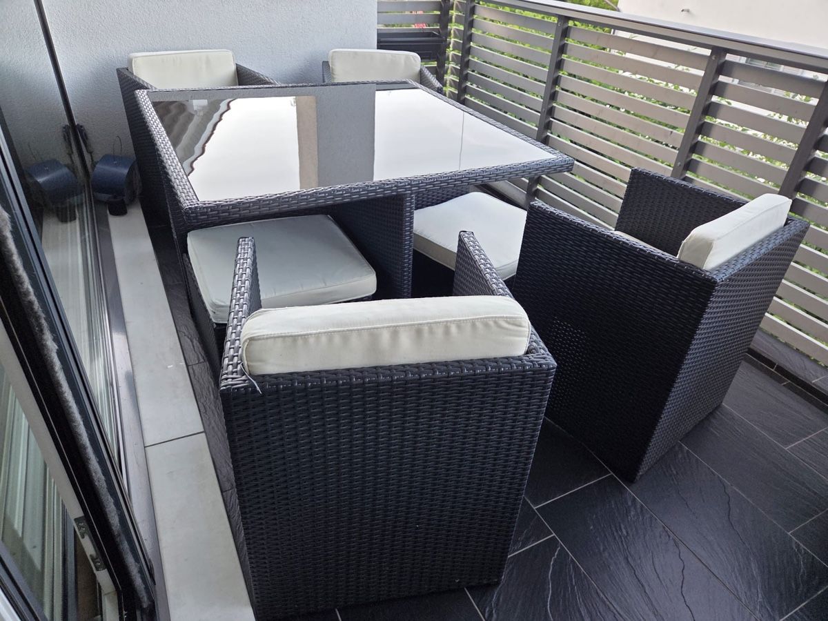 Set di tavolo e panche: Rattan Sitzgruppe Lounge – Usato da Au ZH venduto da Arny91 1
