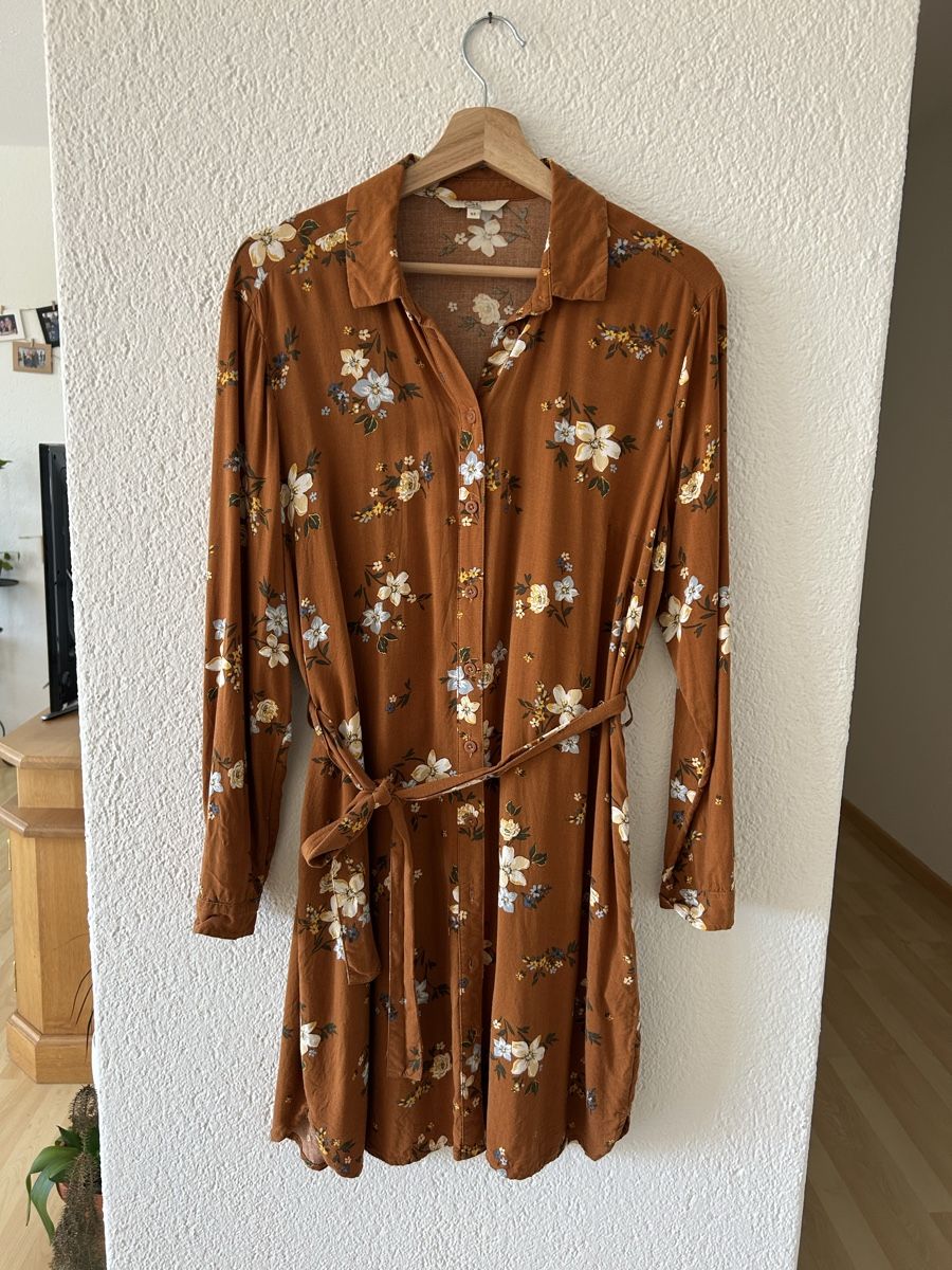 C&A Kleider: Braunes Blumenkleid, Grösse 44 – Neu (gemäss Beschreibung) aus Meisterschwanden von ram_llm5