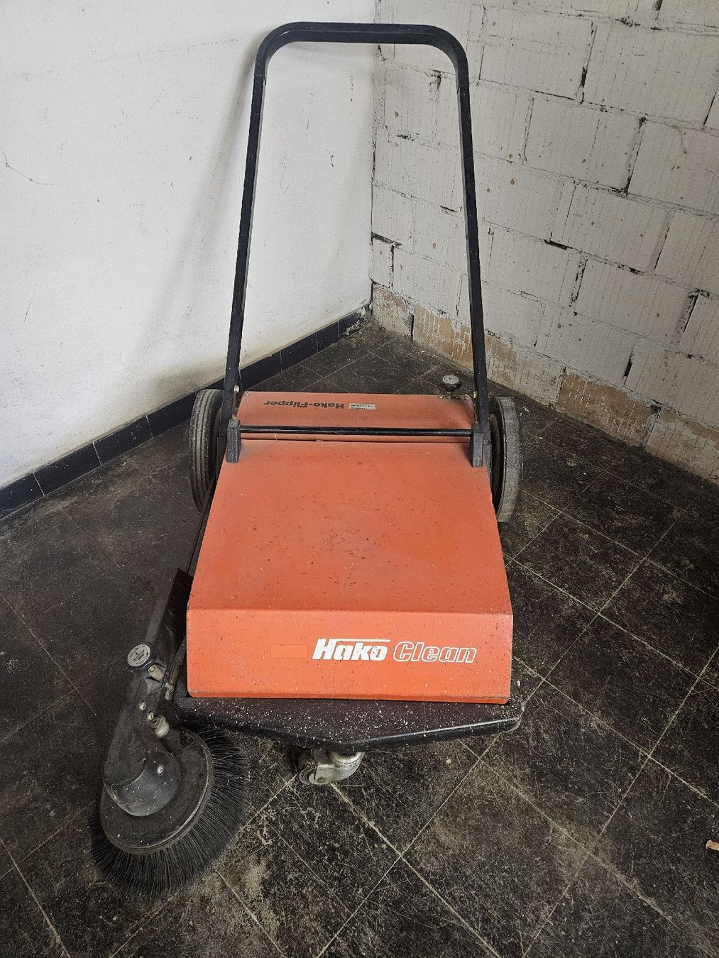 Hako Tutte le macchine: Hako Flipper Kehrsaugmaschine Clean – Usato da Emmenbrücke venduto da TopGato 1