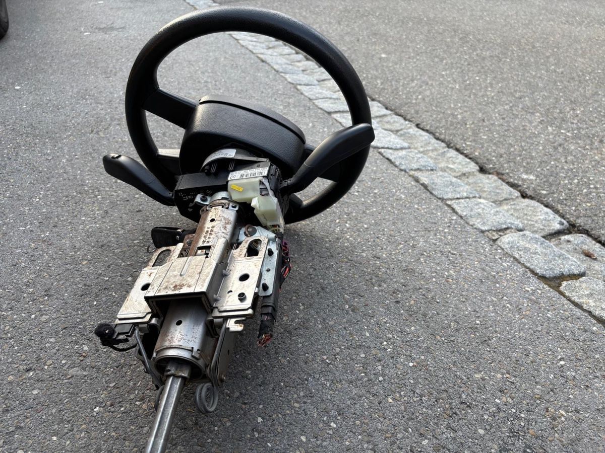Volkswagen Tutti pezzi di ricambio auto: VW Polo jg2005, Steuerrad – Usato da Mörschwil venduto da ers_k5cc 2