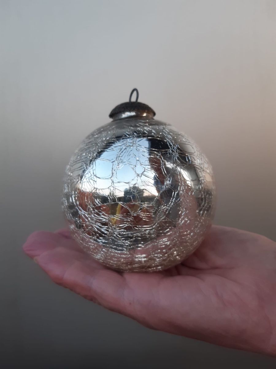 Alle Dekorationen: Silberne Weihnachtskugel XL – Gebraucht aus Zürich von Nowstalgia 1