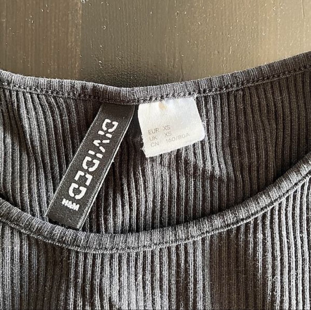 H&M Tops: Schwarzes Langarmshirt – D'occasion à Zürich par man_nq66 2