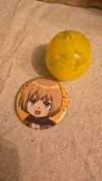 Anime-Set: Attack on Titan Badge + Überraschungskapsel