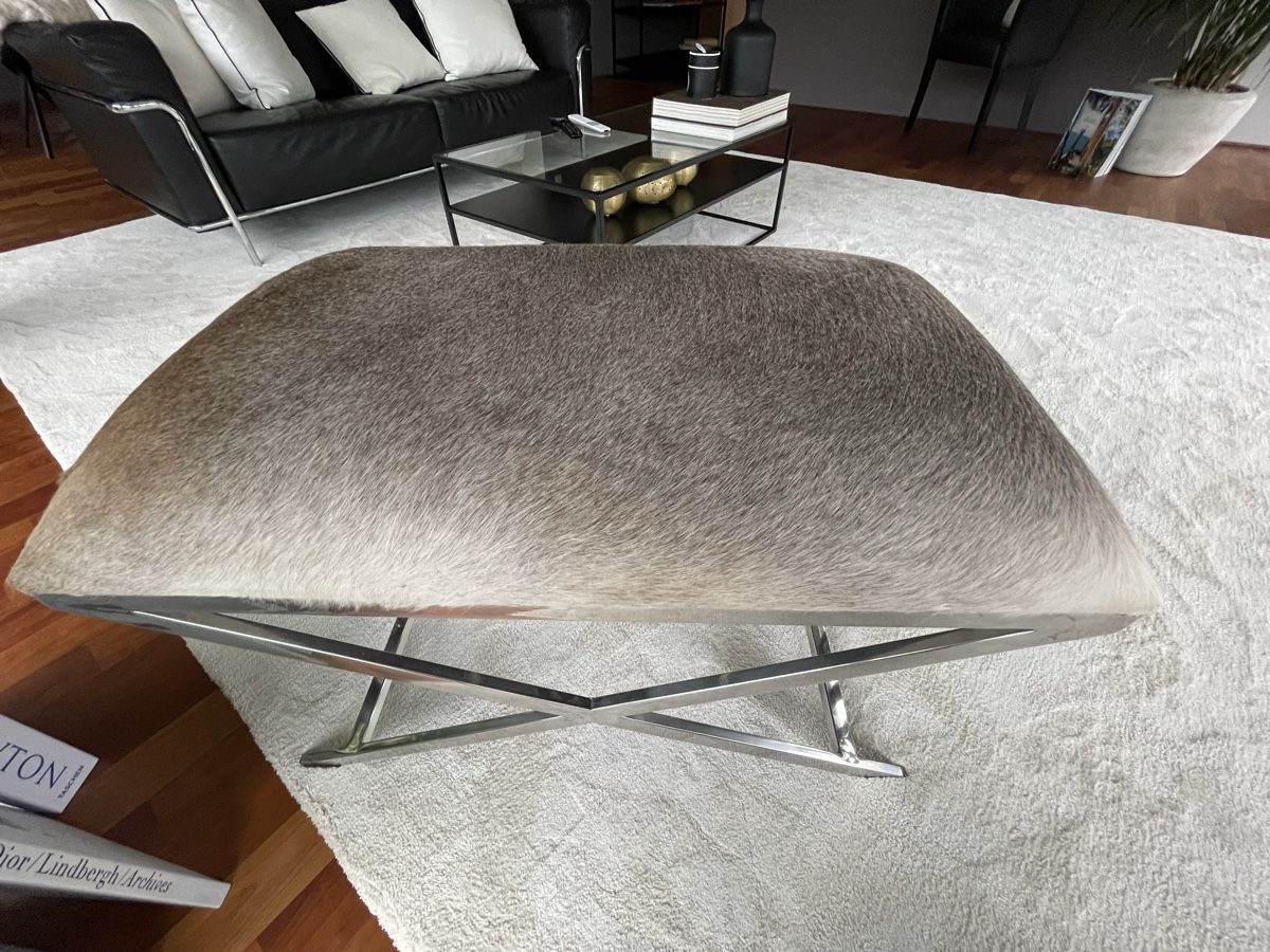 Sgabelli: Wunderschöner Hocker mit Kuhfell und Metallfassung – Usato da Meilen venduto da Karin2143 1