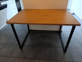 Holztisch mit schwarzem Metallgestell