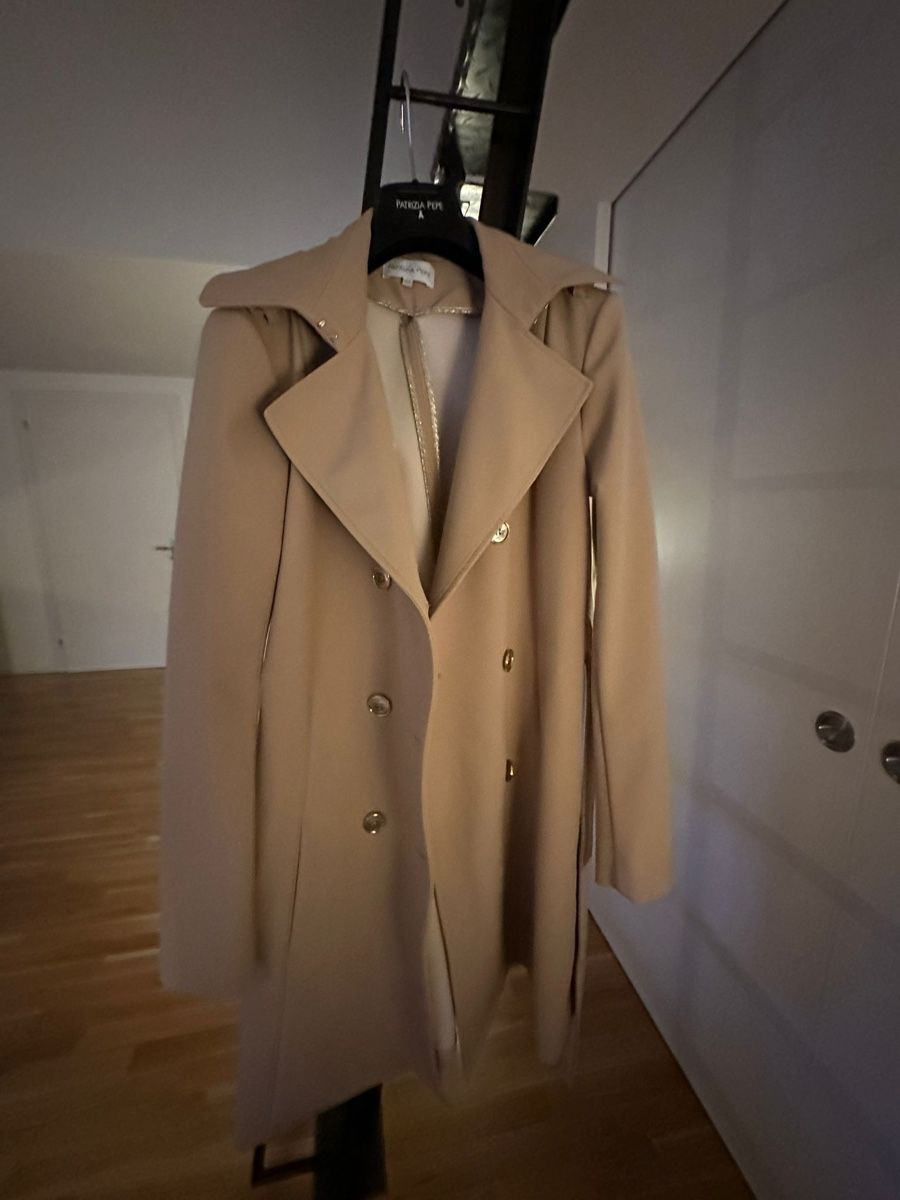 Patrizia Pepe Cappotti: Trenchcoat – Usato da St.Gallen venduto da faulis