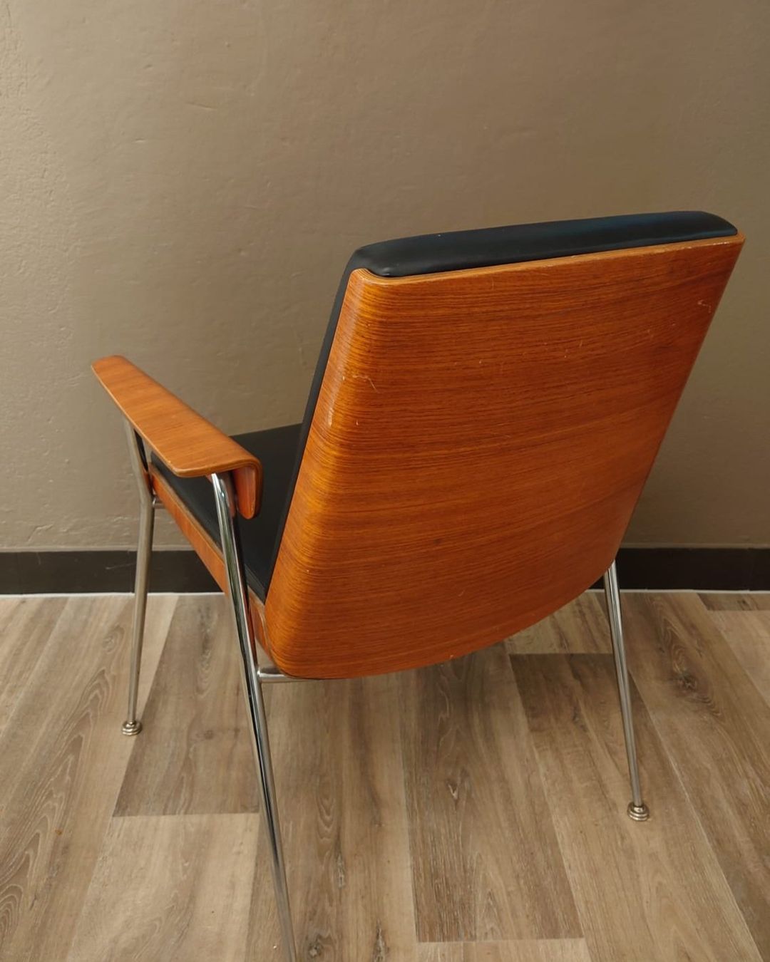 Sedie: Chaise Vintage Office, style année 1960 – Usato da Chez-le-Bart venduto da Fabienne2025 1