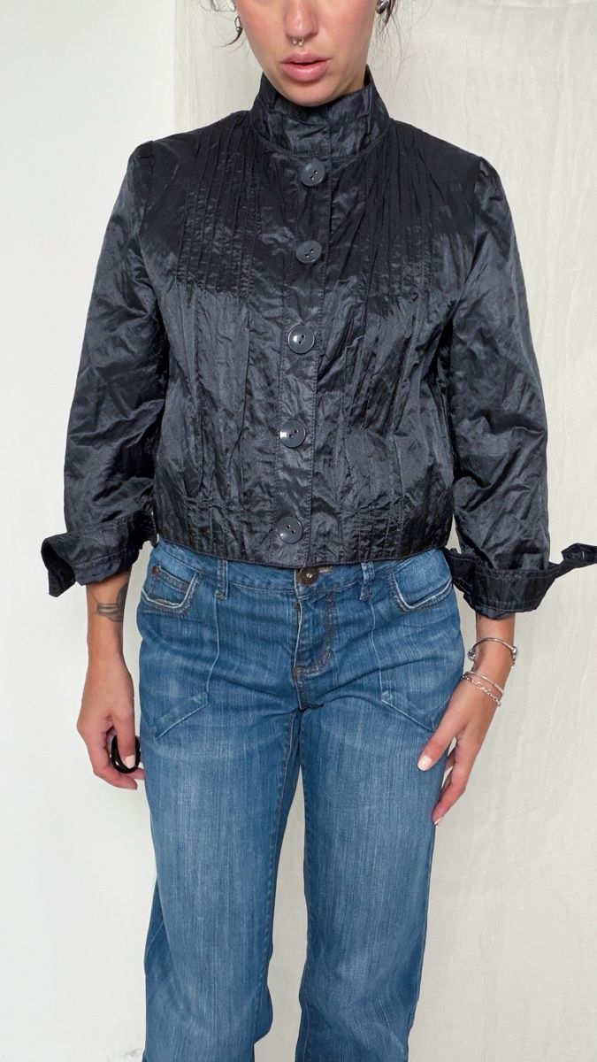 Giacche: Black satin button up blouse/ jacket with subtle textured pa – Usato da Knonau venduto da Grapesvintage