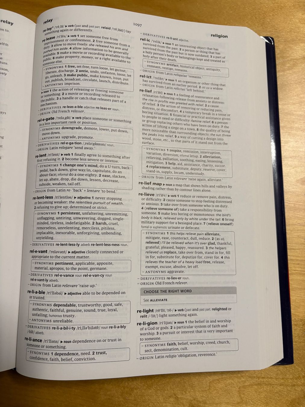 Bücher: Oxford American Dictionary & Thesaurus Second Edition – Gebraucht aus Auenstein von 5222 2