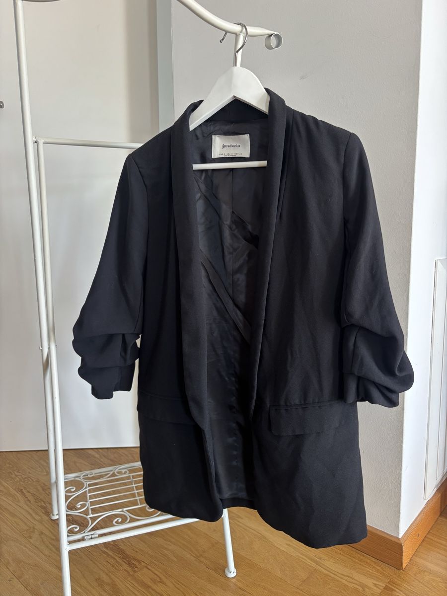 Stradivarius Giacche: Stradivarius schwarzer Blazer mit gerafften Ärmeln - Size S – Usato da Basel venduto da AnninaD97