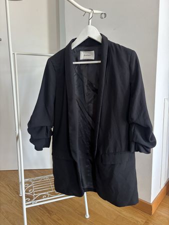 Stradivarius schwarzer Blazer mit gerafften Ärmeln - Size S