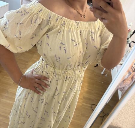 Sommerkleid gelb mit Lavendelmuster Carmen-Ausschnitt