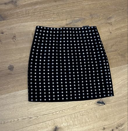 Mini-jupe noire à pois argentés, idéale pour les fêtes!