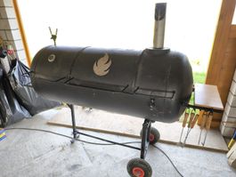 Feuerschale Grill Räuchergrill Smoker auf Rädern 