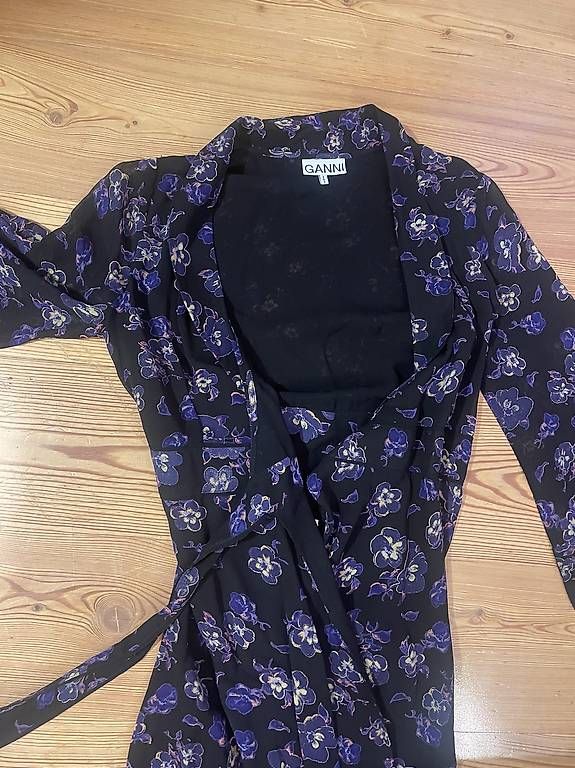 Vestiti: Ganni Kleid Gr34 – Usato da Triesenberg venduto da han_v9vp 1