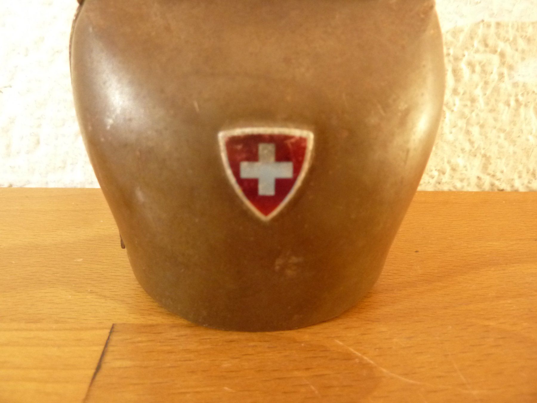 Campanacci mucche: Antike Schweizer Glocke mit Schweizerkreuz Wappen – Usato da Hochfelden venduto da swissice 1
