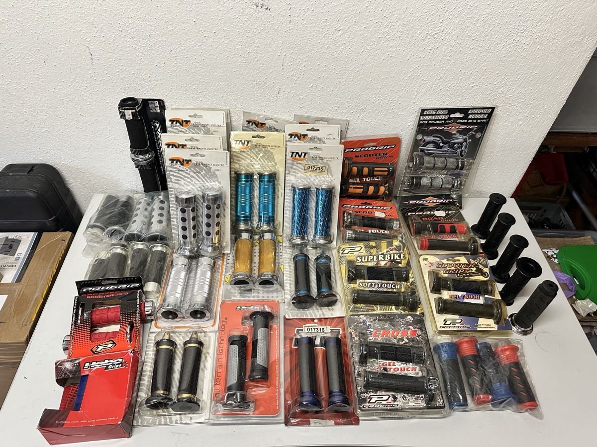 Toutes les pièces détachées moto: Assorted Motorcycle Handlebar Grips Set New – Neuf avec emballage d'origine à Elsau par MANWITHVAN