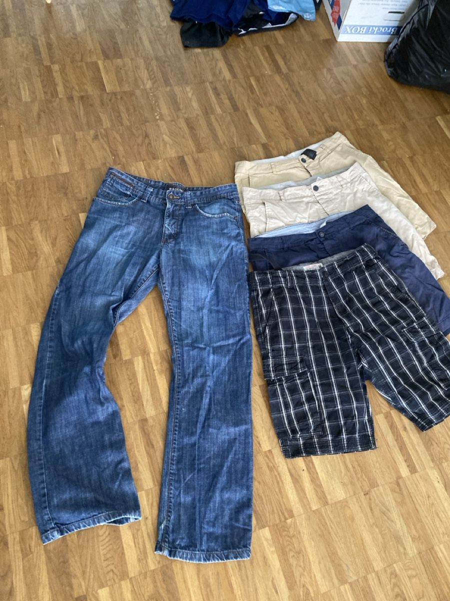 Lotti di vestiti: Kleiderpaket Gr. 32 Shorts und Jeans – Usato da Männedorf venduto da Larimar4