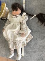 Poupée vintage, la tête est en porcelaine.