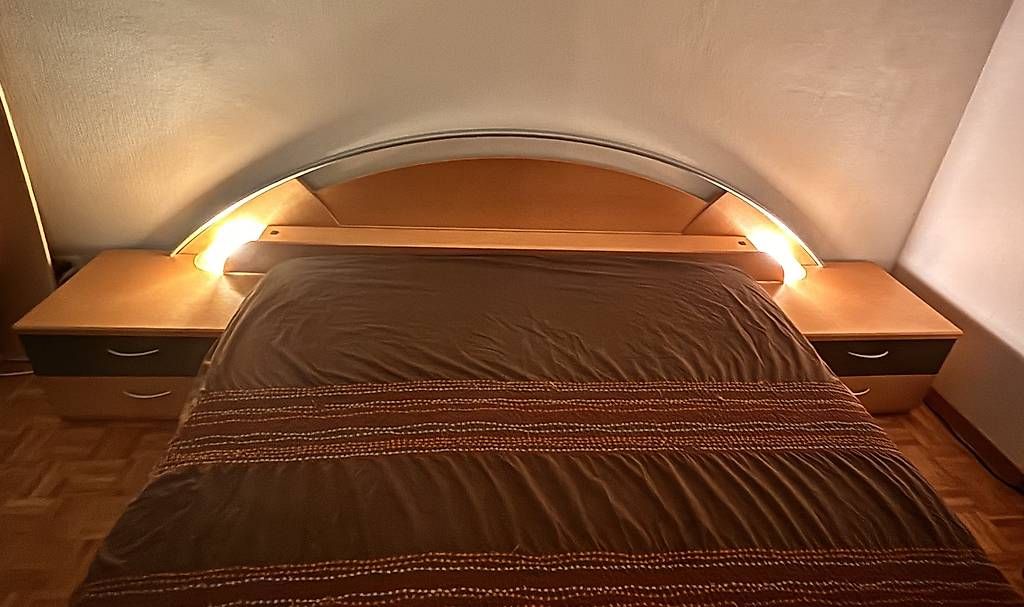 Betten: Lit double avec tables de nuit et lampes incorporées  – Gebraucht aus Vevey von cat_tw2s 4
