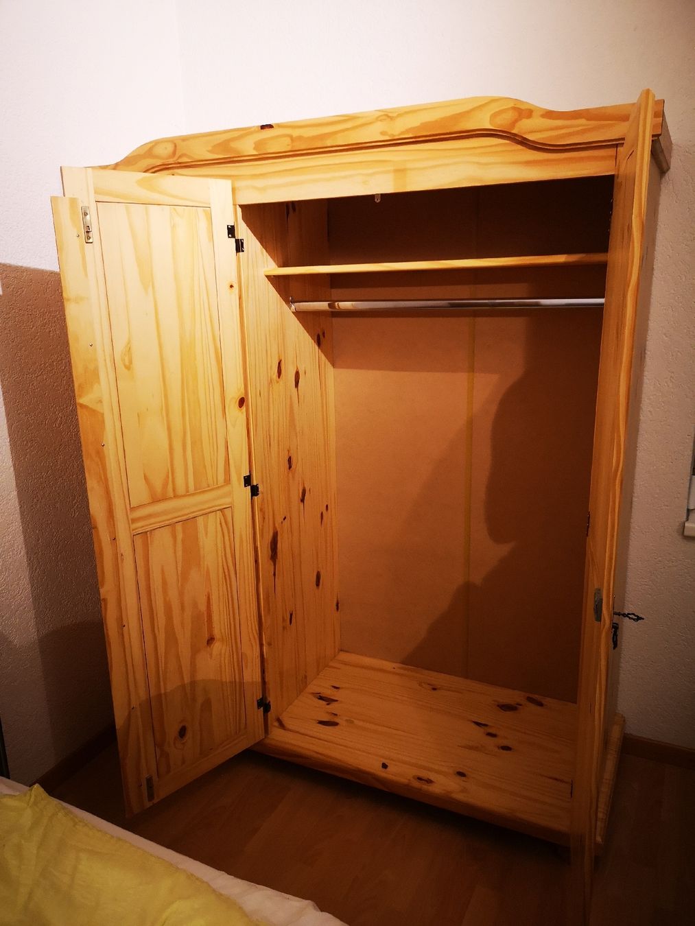 Schränke: Kleiderschrank aus Holz – Gebraucht aus Grabs von Teppichbahning_H0 1