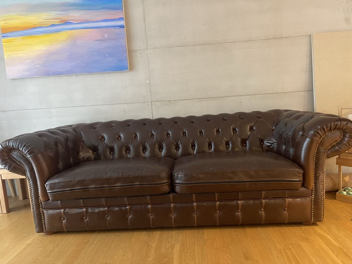 Sofas: Classic Brown Leather Chesterfield Sofa – Gebraucht aus Rüti ZH von Claudiaduo