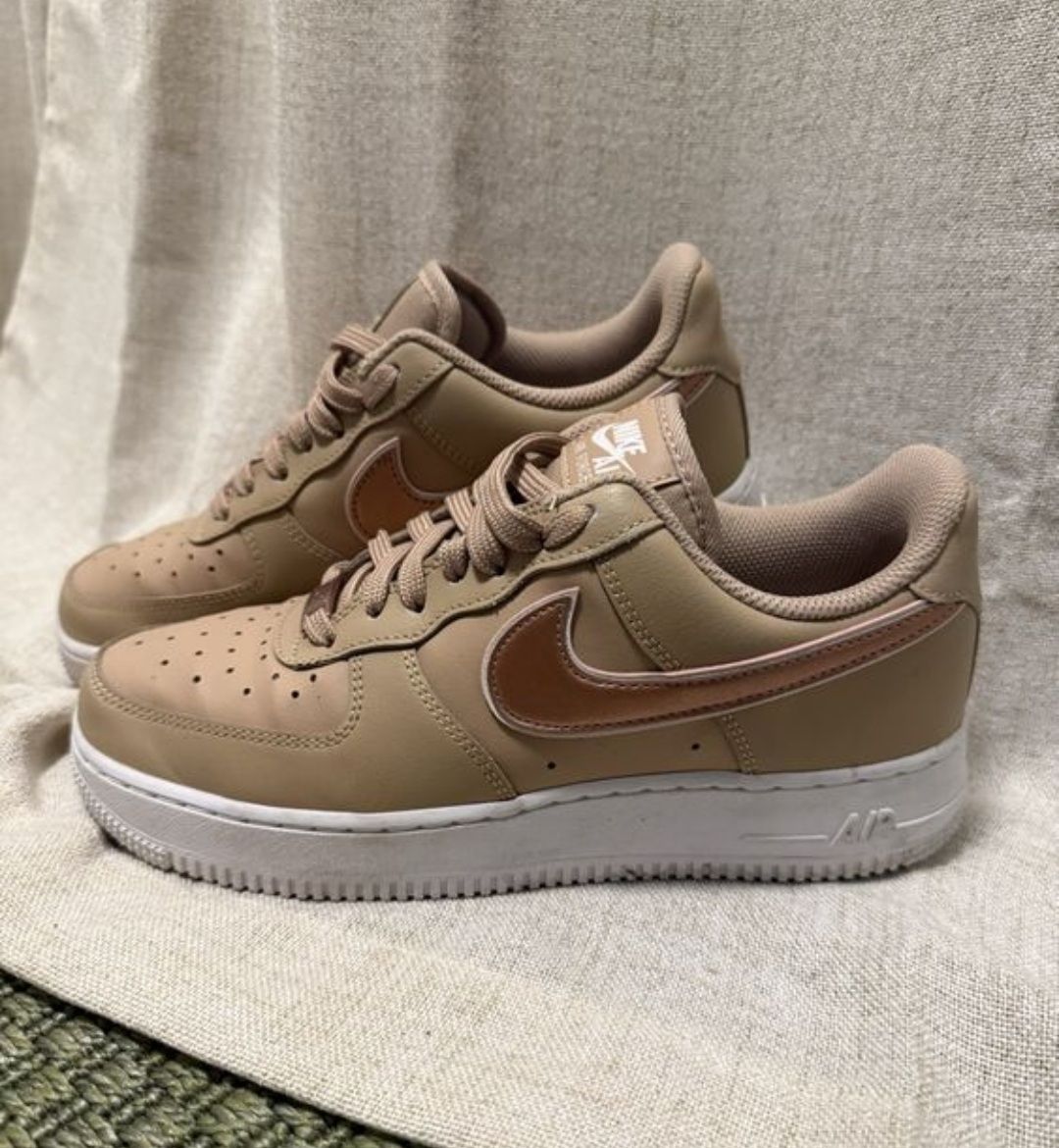 Nike Scarpe da donna: Nike Air Force T. 39, super état – Usato da St-Pierre-Clages venduto da _RV 1