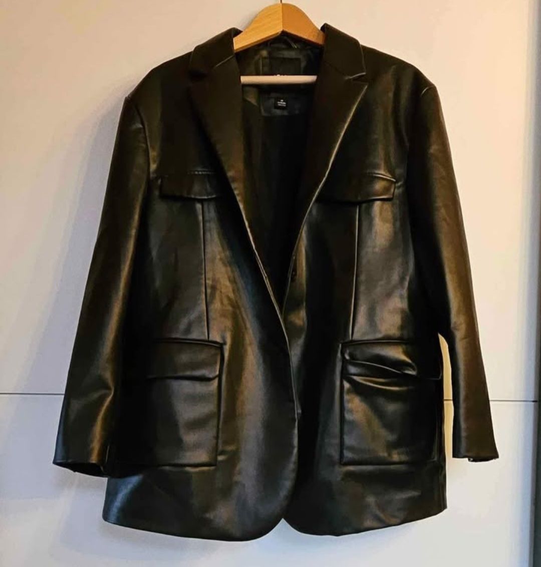 Vestes: Schwarzer Kunstleder Blazer oversized M – Neuf (Voir description) à Wimmis par sal_rj9j