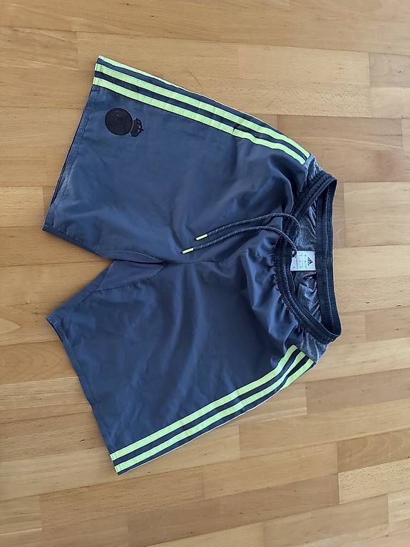 Pantaloni: Herren Adidas Shorts grau Grösse S – Usato da Cham venduto da Kaylua