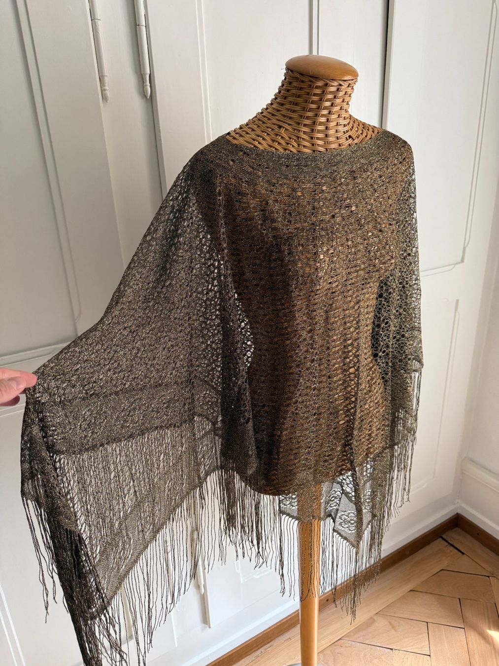 Altro in Moda donna: TABLOID - Poncho gold-schwarz mit Fransen – Usato da Zürich venduto da Diazaio 1