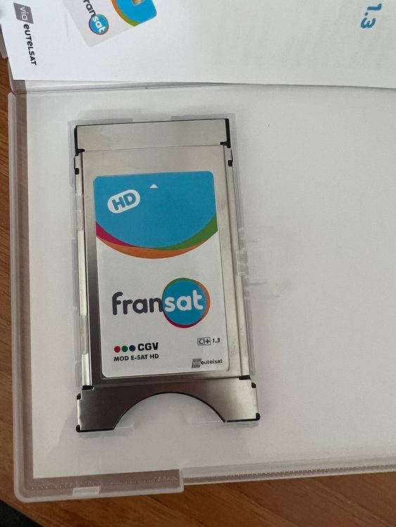 Téléviseur LED avec récepteur satellite intégré + Carte FRANSAT