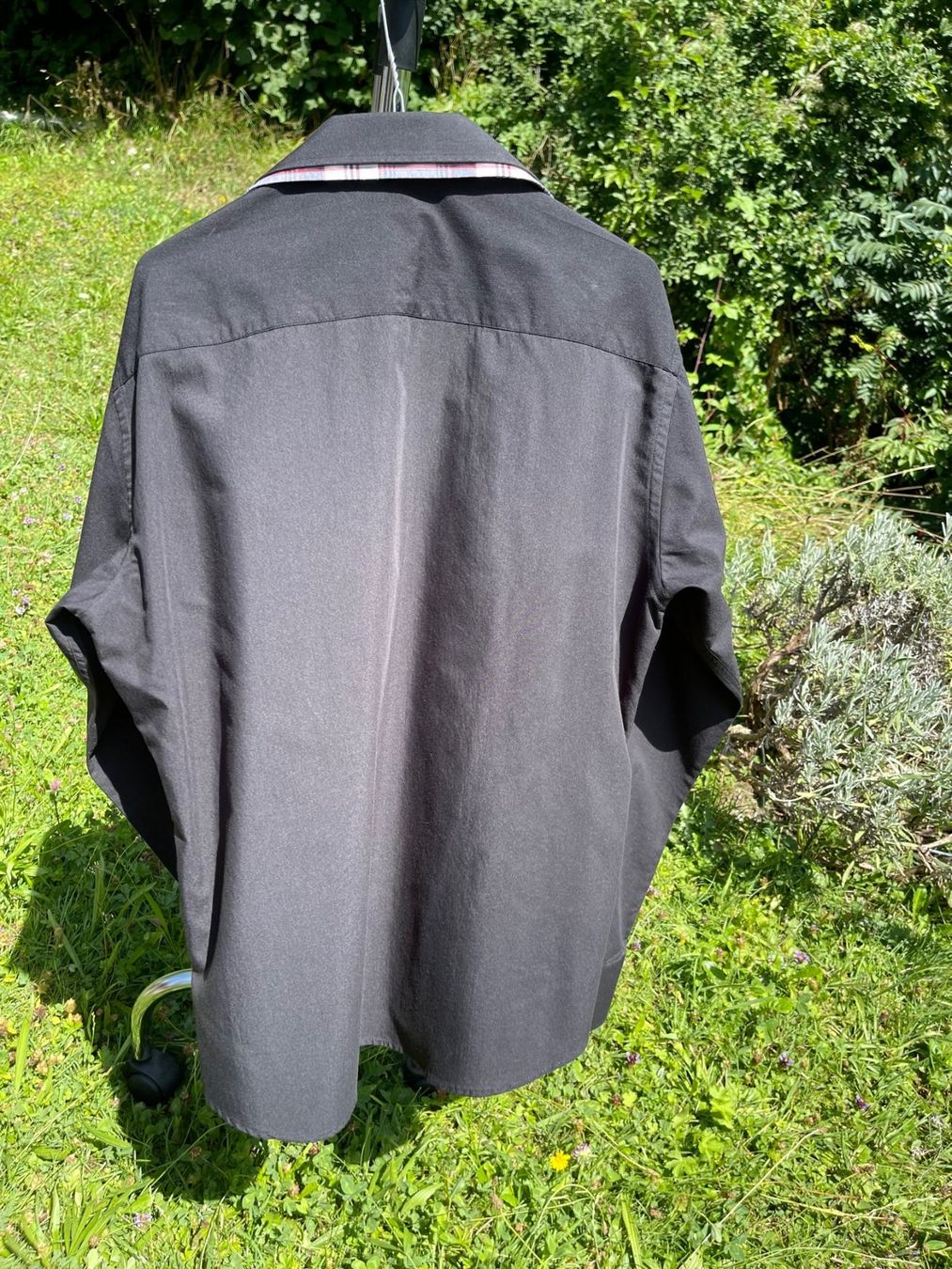Camicie: Chemise noire et rouge – Usato da La Croix (Lutry) venduto da Sporades 3