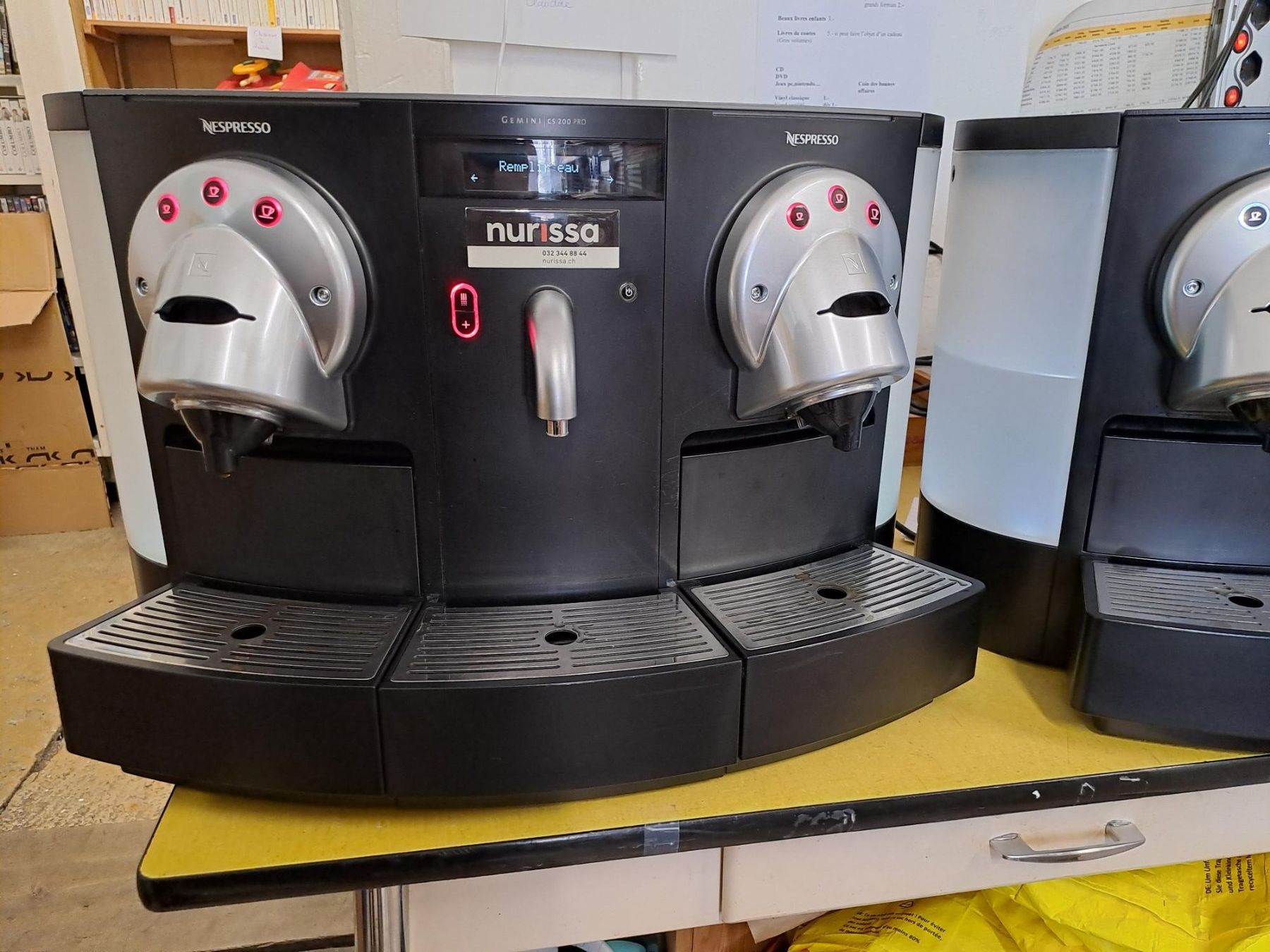 Nespresso Kaffeemaschinen & Espressomaschinen: machine à café Nespresso Pro double – Gebraucht aus La Chaux-de-Fonds von Cioset