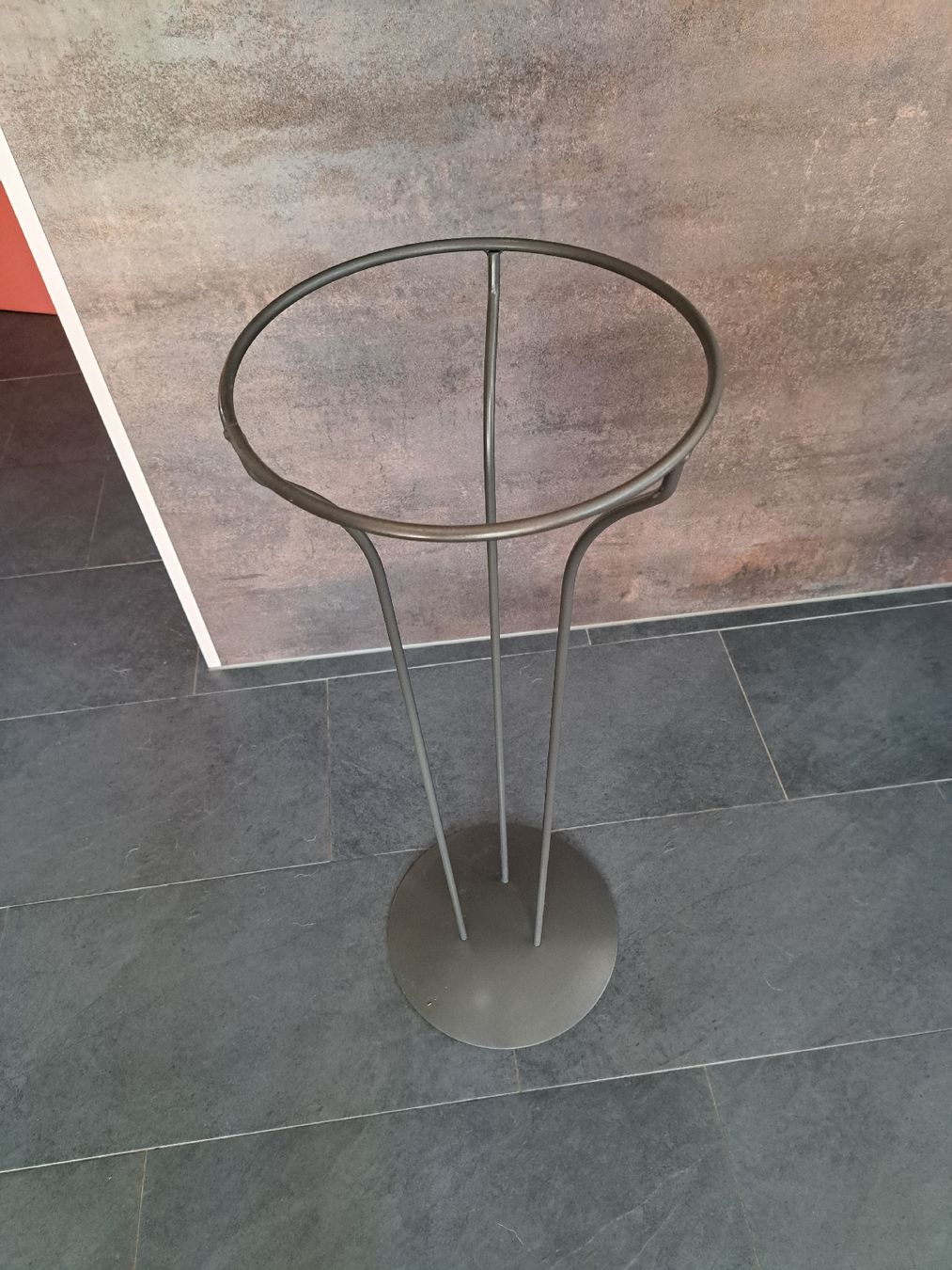 Tutte le decorazioni: Ständer mit Schale – Usato da magden venduto da cam_w2ff 2