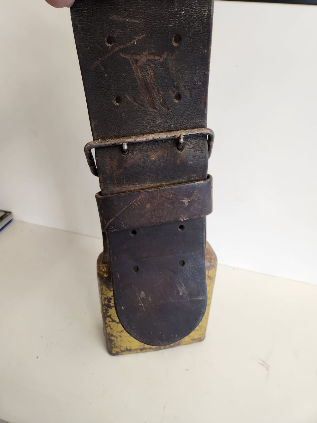 Campanacci mucche: Grosse, alte Kuhglocke mit Lederband  – Usato da Tuggen venduto da Zweitechanceboutique