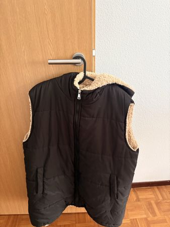 Gilet imbottito con cappuccio